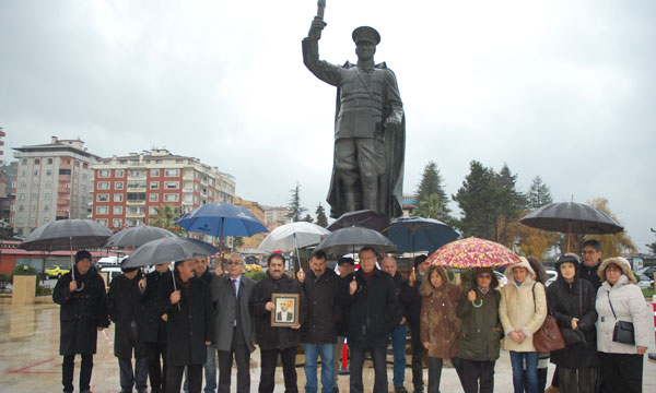 Atatürk Heykeline ilk Çelenk CHP den