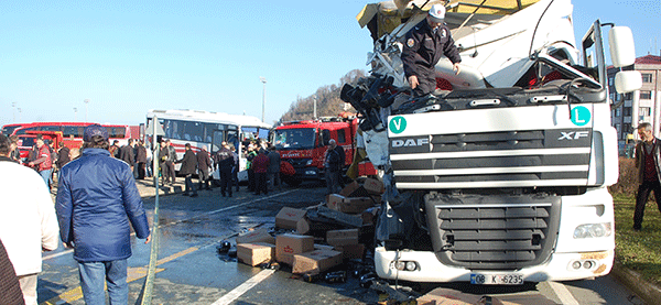 TIR Otobüsü biçti 1 ölü 20 yaralı