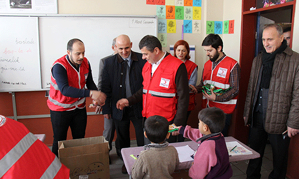 Rize Kızılay Çocukları sevindirdi