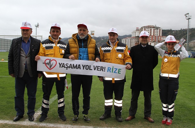 Rizesporlu futbolculardan `Yaşama Yol Ver` projesine destek