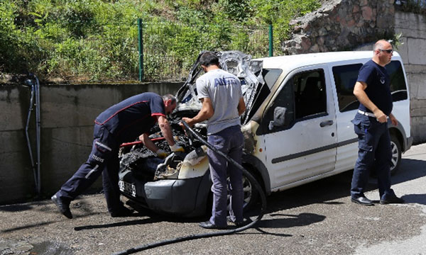 Polis aracı yandı