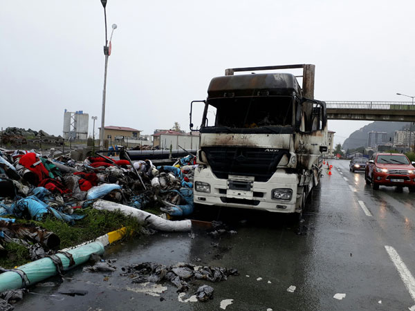 TIR a çarpan araçta iki kişi öldü