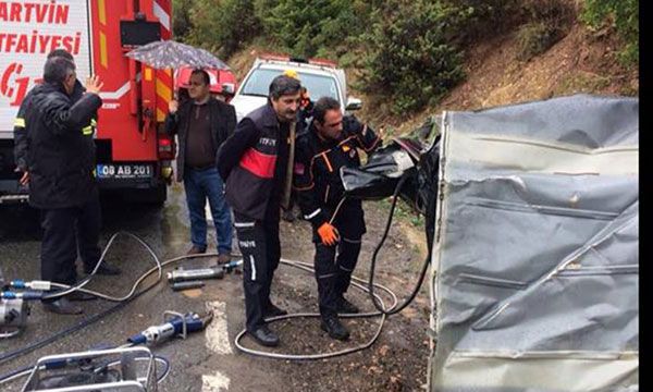 Aracın üzerine kaya düştü 3 ölü