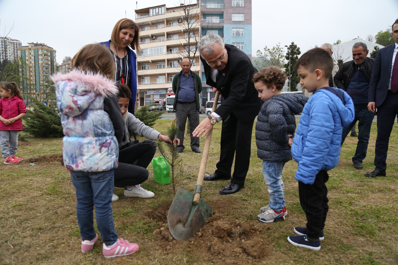 Minik Ellerle  100 Fidan Toprakla Buluştu