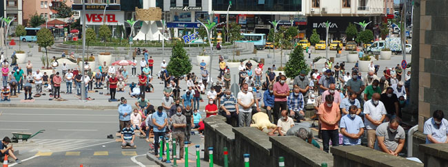 Cadde trafiğe kapandı