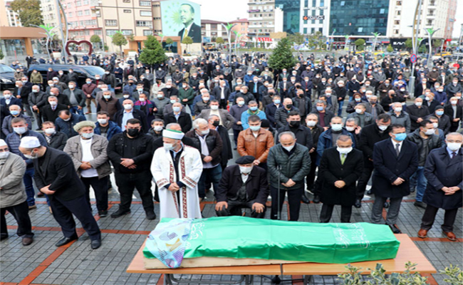 Başkan annesini toprağa verdi