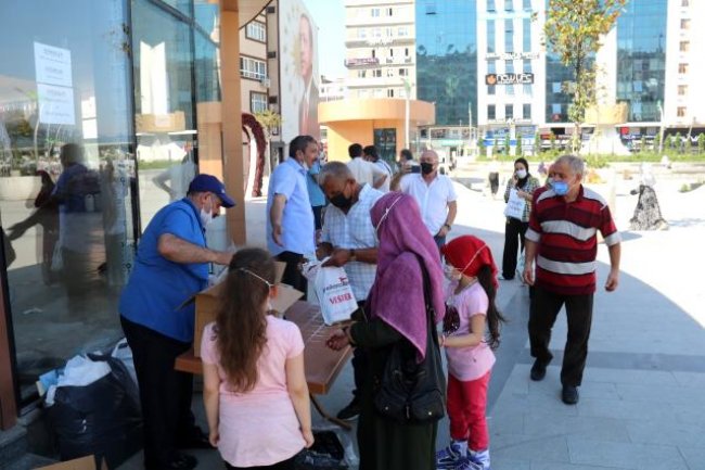 Tazminatı ekmek döner dağıttı