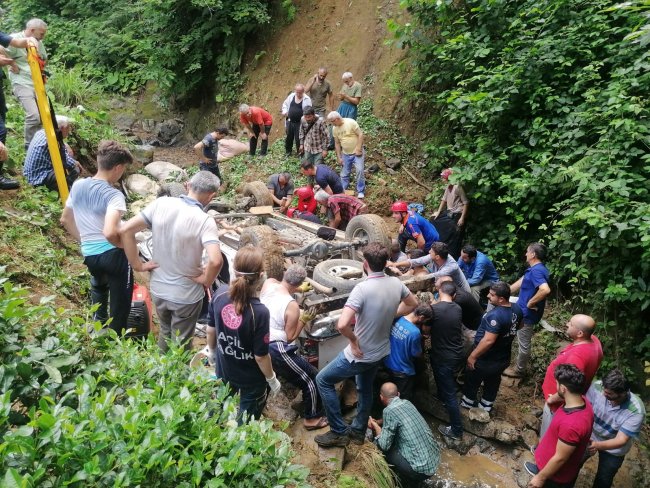 Çay yüklü araç uçuruma düştü 5 yaralı