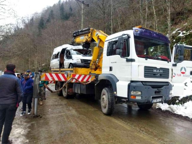 Tur minibüsü dereye düştü