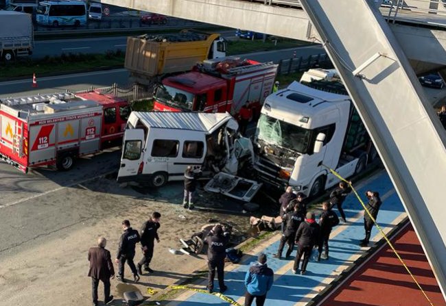 Öğrenci servisi TIR a çarptı