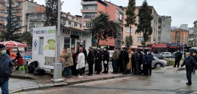 EKMEK BÜFELERİNE KUYRUK OLUŞUYOR