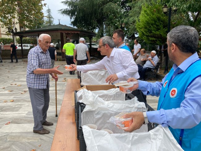 Rize Valiliğinden vatandaşlara aşure ikramı