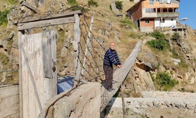 Yayla evine asma köprü ile ulaşıyor