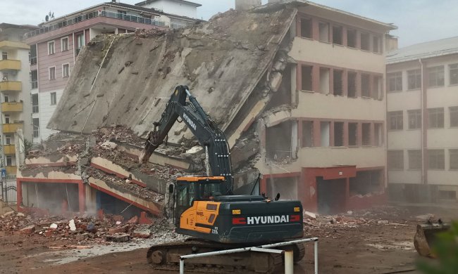 Çay ilkokulu yıkımı gerçekleşti