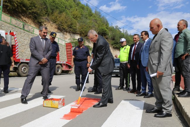 Doruk öğrencilerle yaya yolunu boyadı