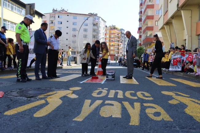 Yayalara Öncelik Duruşu, Hayata Saygı Duruşu