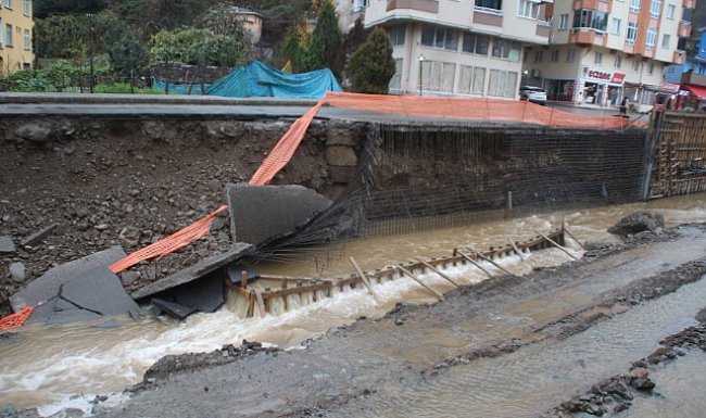 Dereye düşmekten son anda kurtuldu