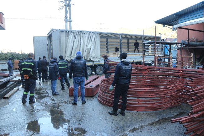 HATAY’DA KURULACAK “ÇADIR KENT” İÇİN RİZE’DEN TIRLAR YOLA ÇIKTI…