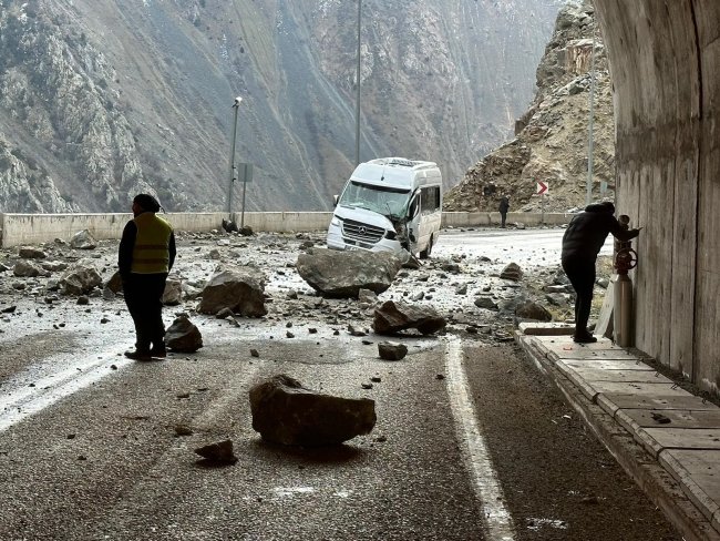 Kayalar servis minibüsüne düştü