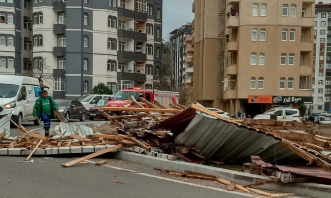 Rüzgâr çatı uçurup ağaç devirdi