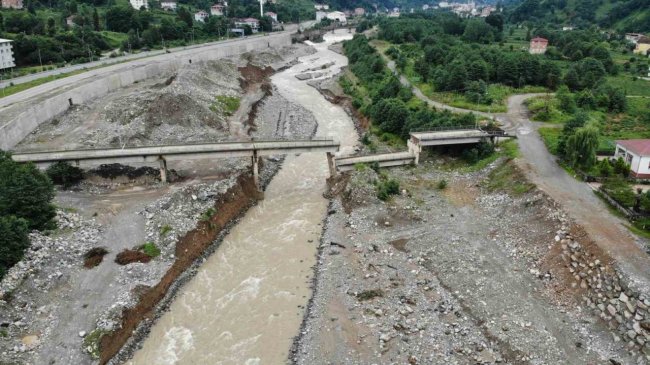 ALTI BOŞALTILAN KÖPRÜ ÇÖKTÜ