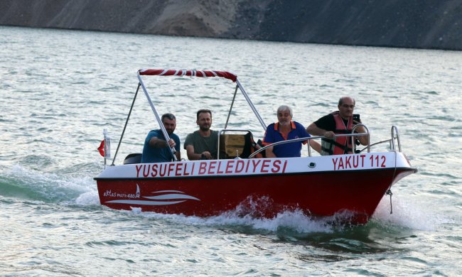 YUSUFELİ TEKNESİ BARAJ GÖLÜNDE GÖREVE BAŞLADI