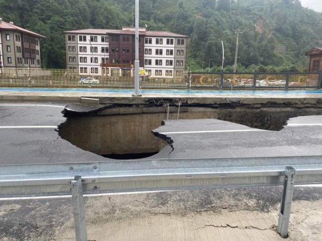 Rize’de şiddetli yağışlar sonrası yol çöktü