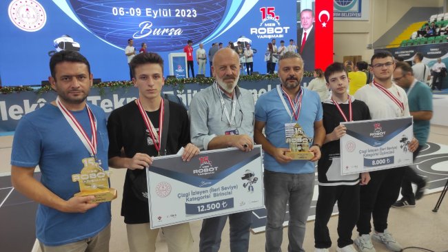 Rizeli lise öğrencileri robot yarışmasında birinci oldu