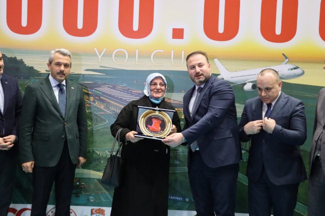 1 MİLYON YOLCU KARŞILANDI