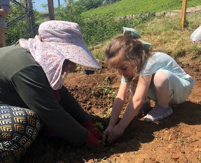 HAZARÇAY İLKÖĞRETİM OKULU BAHÇE YAPTI