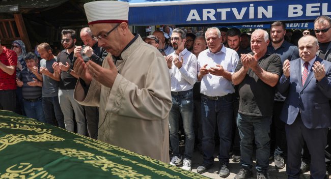 Artvin’de batan teknede ölen genç toprağa verildi.