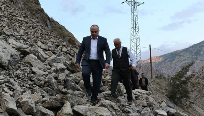 Vali Ünsal, heyelan nedeniyle kapanan köy yolunu inceledi