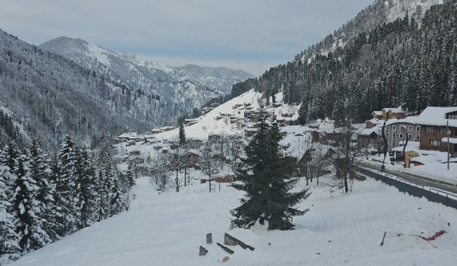 Rize’nin turizm merkezi Ayder Yaylası’nda kar 1 metreyi aştı