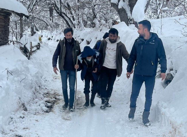 Kardan yolu kapanan köydeki hasta kurtarıldı