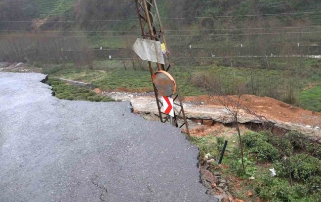 DEREPAZARI’NDA YOL ÇÖKTÜ