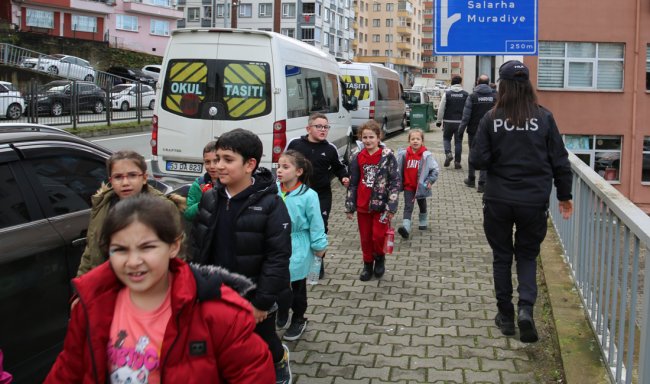 EMNİYET OKUL ÇEVRELERİNİ BOŞ BIRAKMIYOR